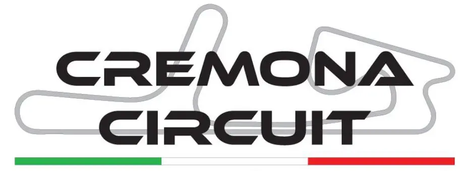 Logo Cremona Circuit con scritta nera e grigia e tracciato stilizzato, con elementi in tricolore che richiamano i colori italiani.