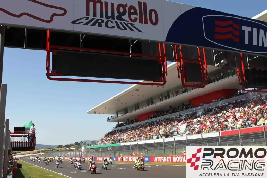 Sul rettilineo del Mugello Circuit sfilano le moto della giornata a turni Promo Racing del 15/16/17 agosto 2019, con tribune gremite.