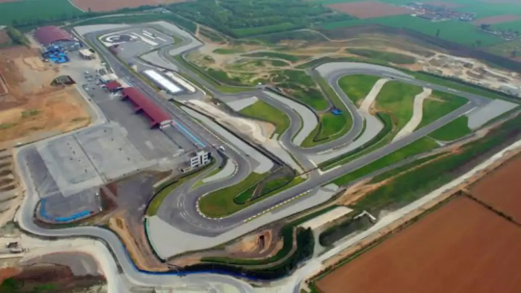 Veduta aerea dell’Autodromo di Franciacorta con pista e curve immerse nel verde, in occasione della giornata a turni di Trackdays Pedersoli del 06 Ottobre 2019.
